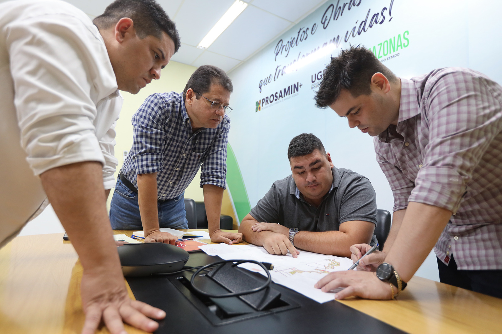 Alex Garcia se reúne com autoridades em Manaus para discutir início das obras do Prosai em Parintins