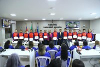 Alunos da Escola Municipal Charles Garcia são homenageados pela Câmara de Parintins