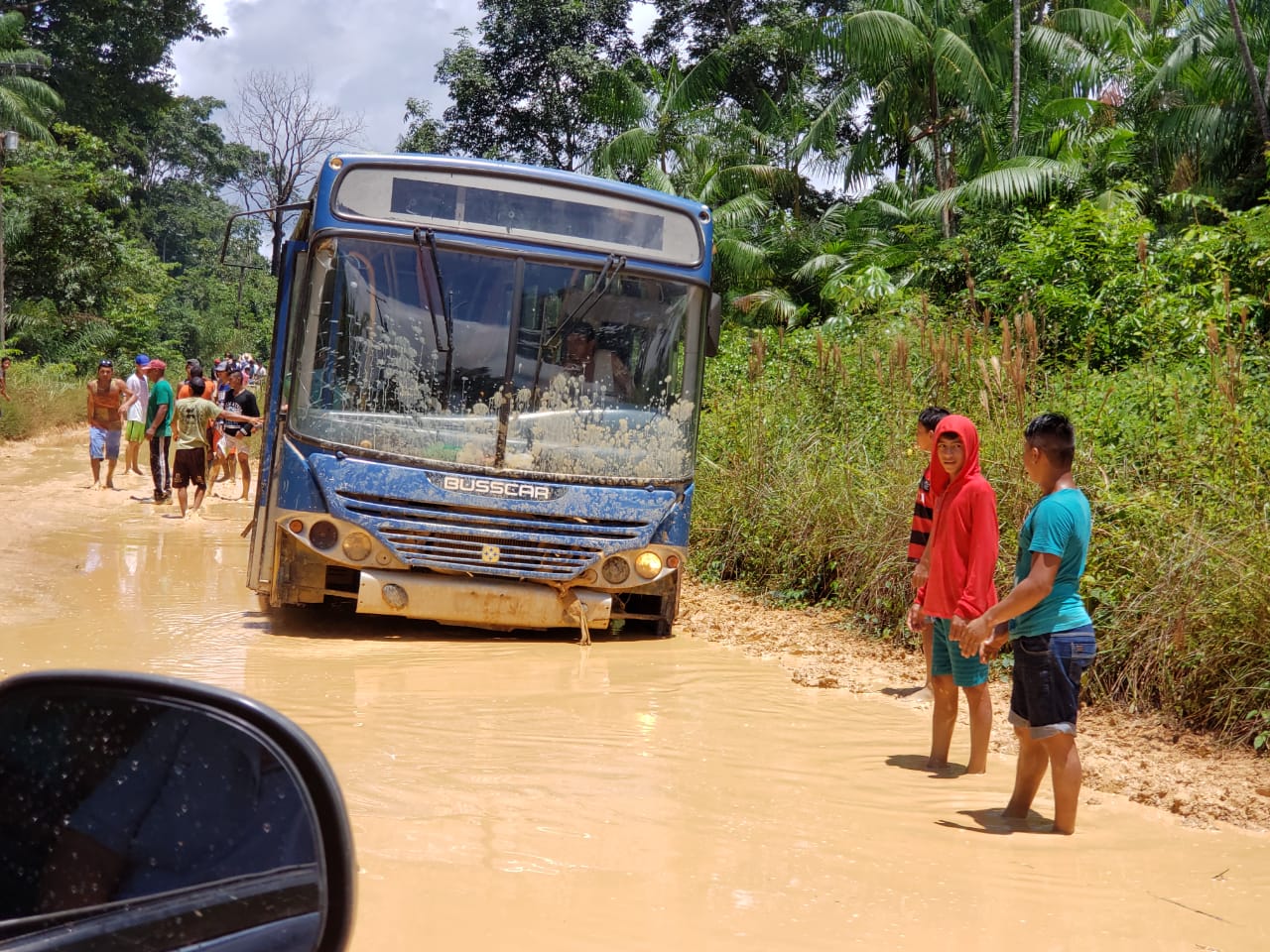 Após incidente com ônibus escolar, comunitários do Zé Açu exigem providências do Poder Público