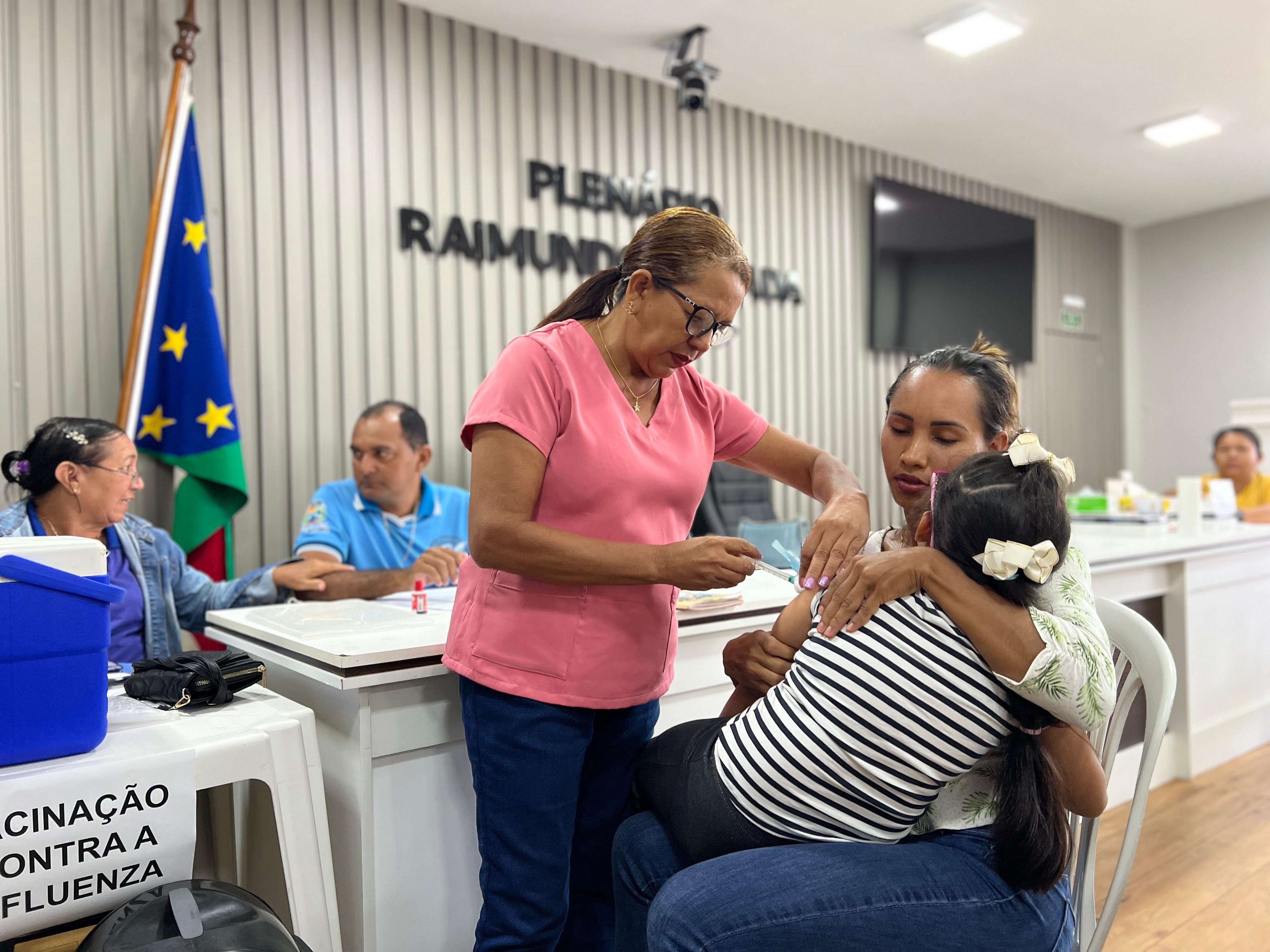 Câmara de Parintins promove ação de vacinação contra a Influenza