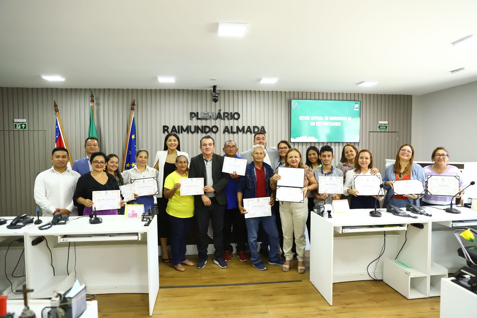 Câmara de Parintins promove Sessão Especial em homenagem ao Dia dos Professores