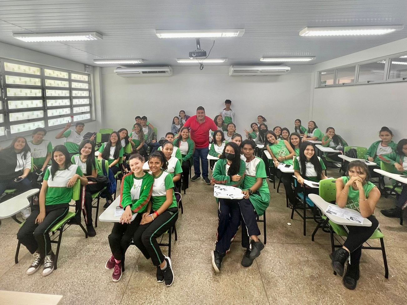 Executivo sanciona Lei de Alex Garcia para incentivar estudantes com o Prêmio Jovens Escritores