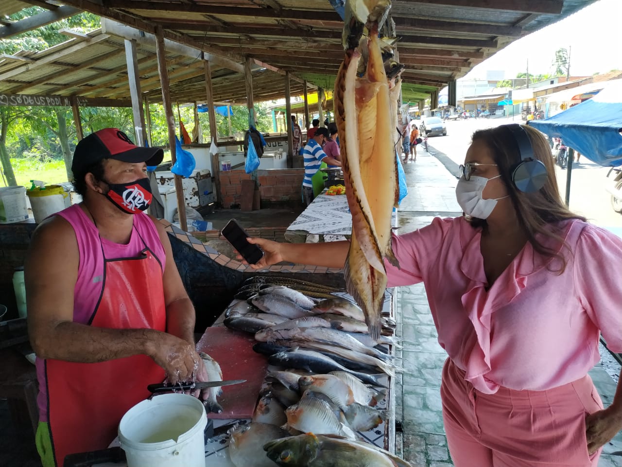 Márcia Baranda constata prejuízos nas vendas de peixe e reforça pedido de apoio aos feirantes   