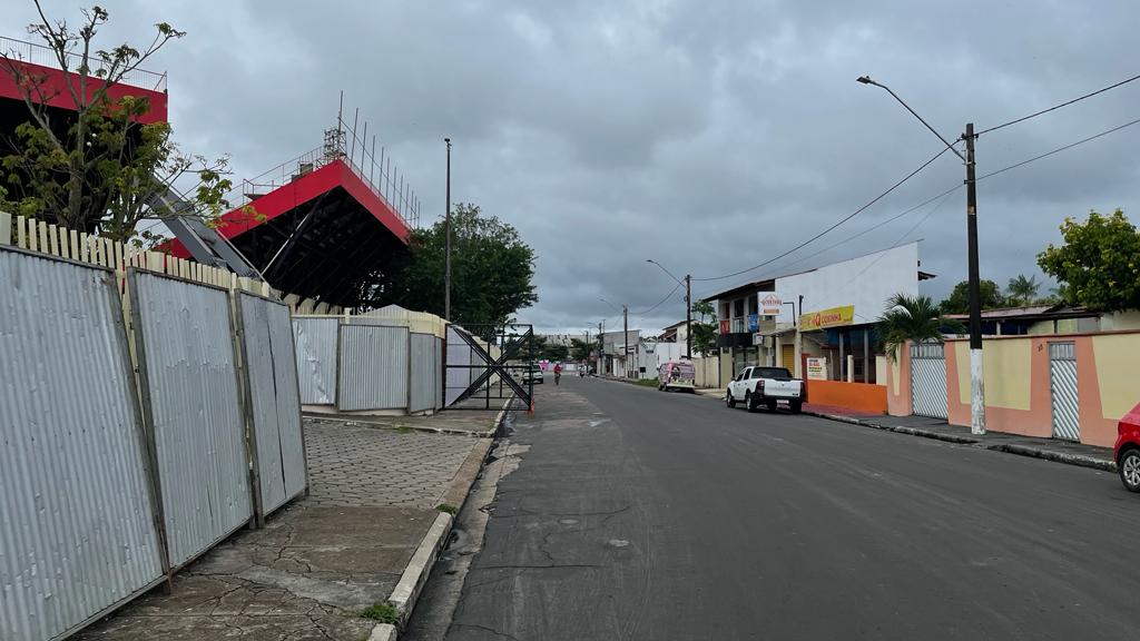 Márcia Baranda solicita iluminação adequada na área lateral do Bumbódromo durante o Festival Folclórico