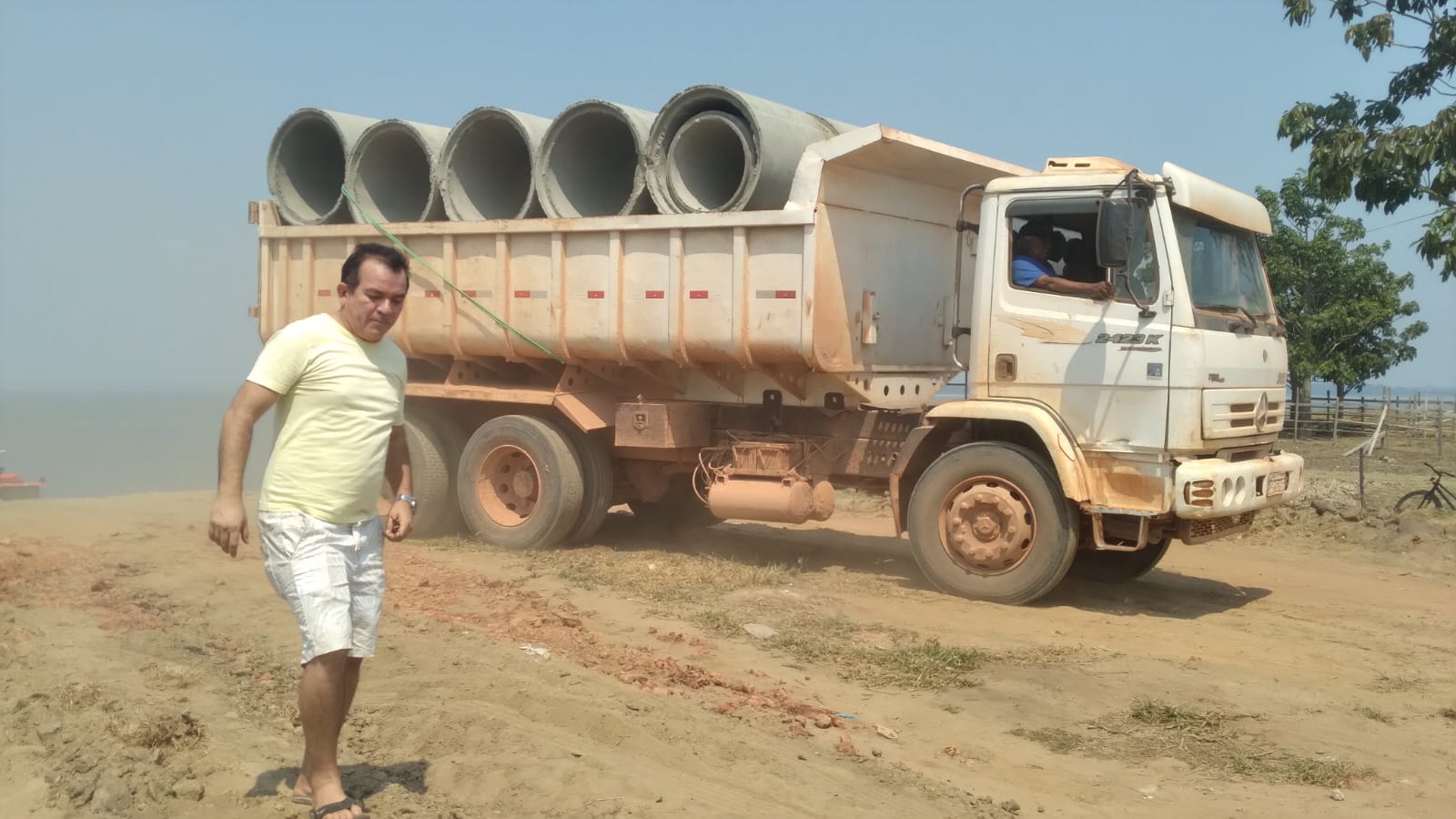 Massilon visita Zona Rural e acompanha os trabalhos desenvolvidos na construção da estrada do PA Vila Amazônia