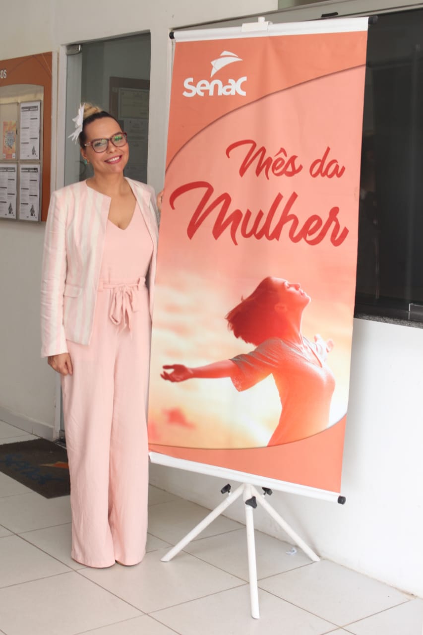 Nêga Alencar destaca o Dia Internacional da Mulher e apresenta bandeiras de luta.