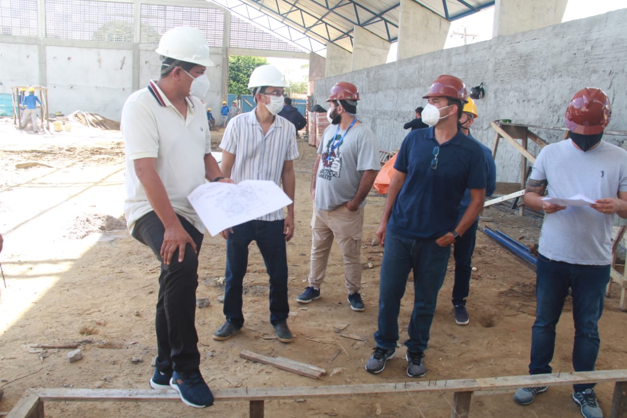 Prefeito Bi Garcia e Vereador Mateus Assayag vistoriam obra do Ginásio Poliesportivo e Cultural do Palmares