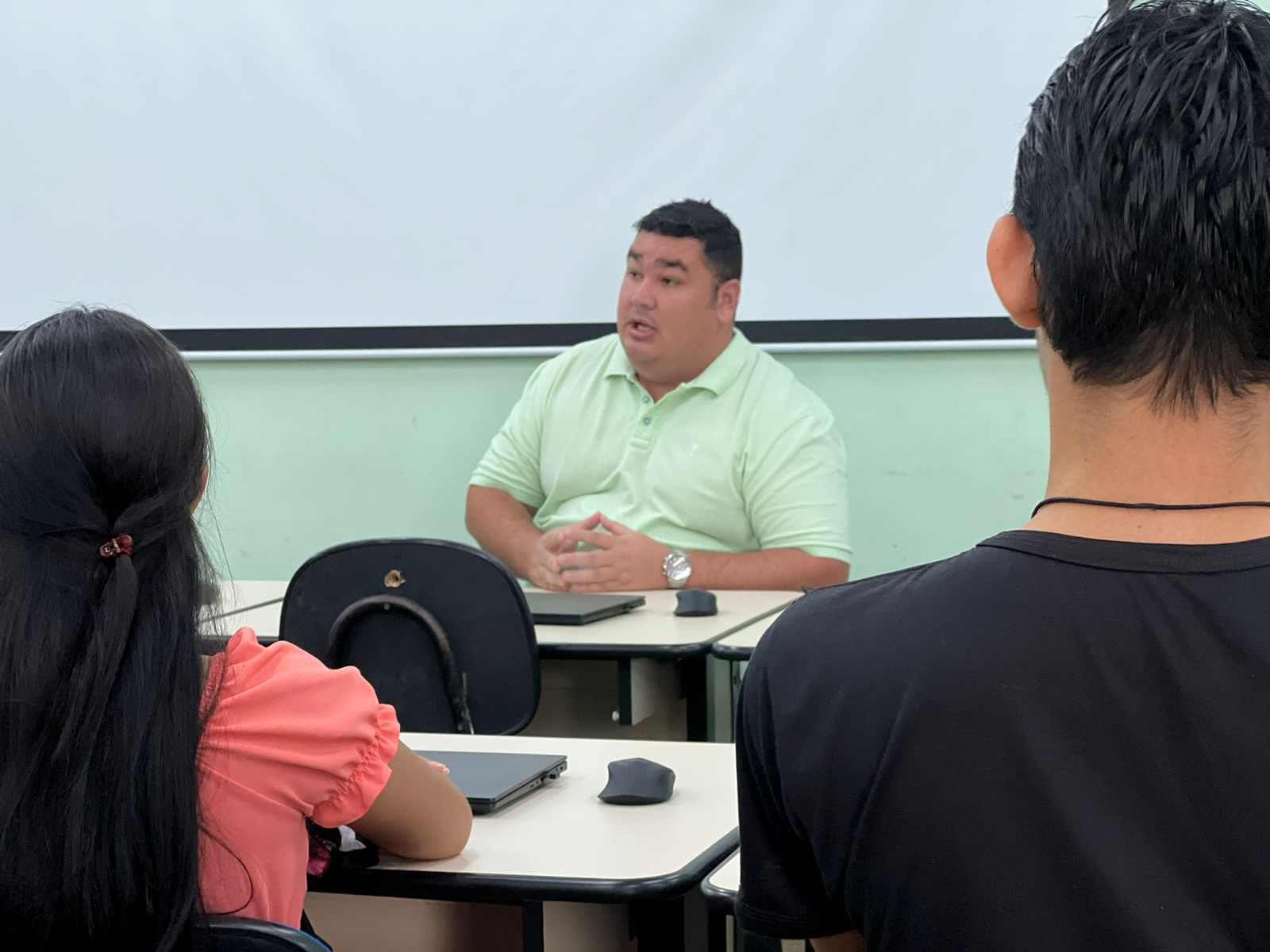 Vereador Alex Garcia destaca papel das políticas públicas na promoção do empreendedorismo durante roda de conversa na UEA