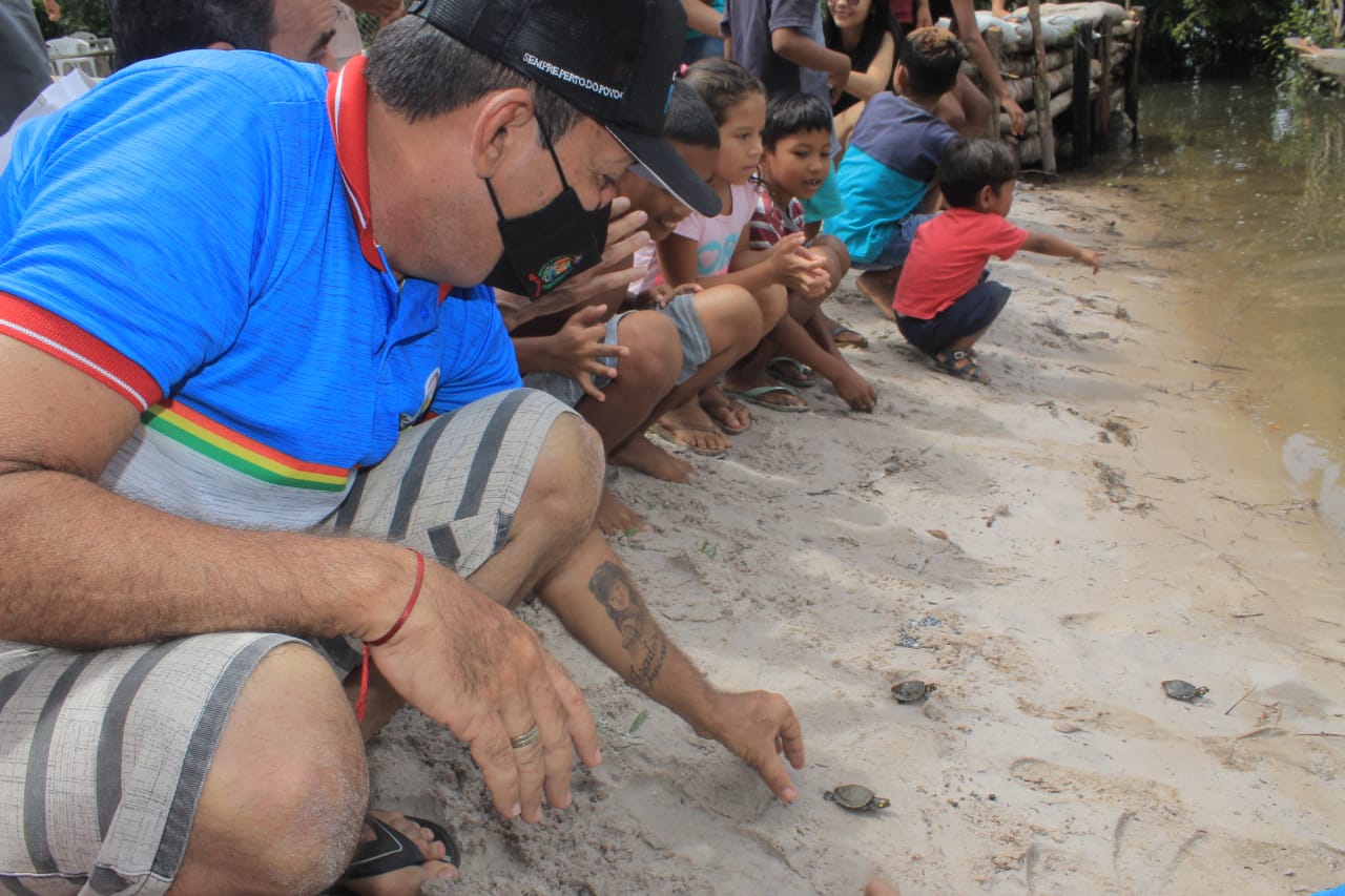 Vereador Babá Tupinambá participa de soltura de quelônios nas margens do rio Uaicurapá