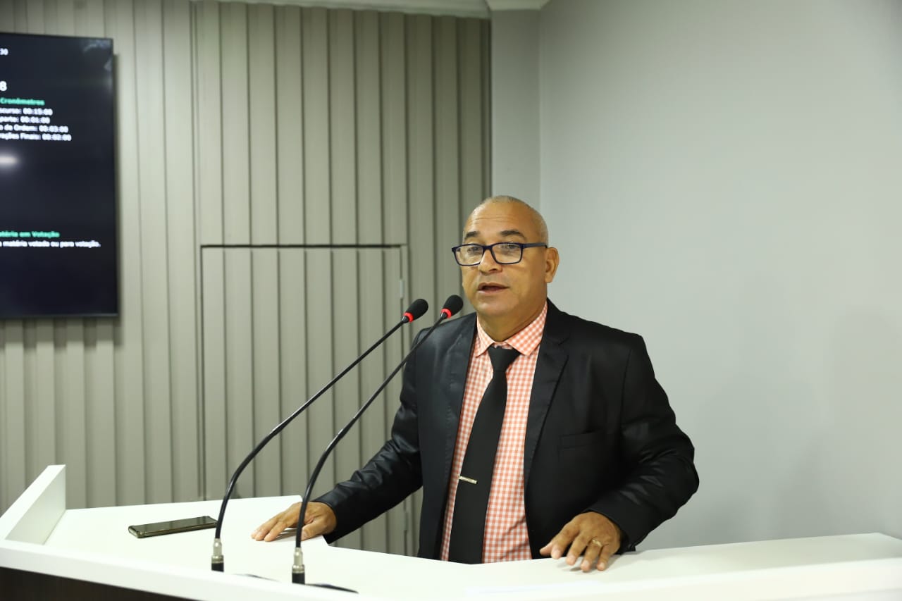 Vereador Fernando Menezes solicita reposição das lâmpadas na Estrada Odovaldo Novo, no trecho do IFAM até o Aeroporto   