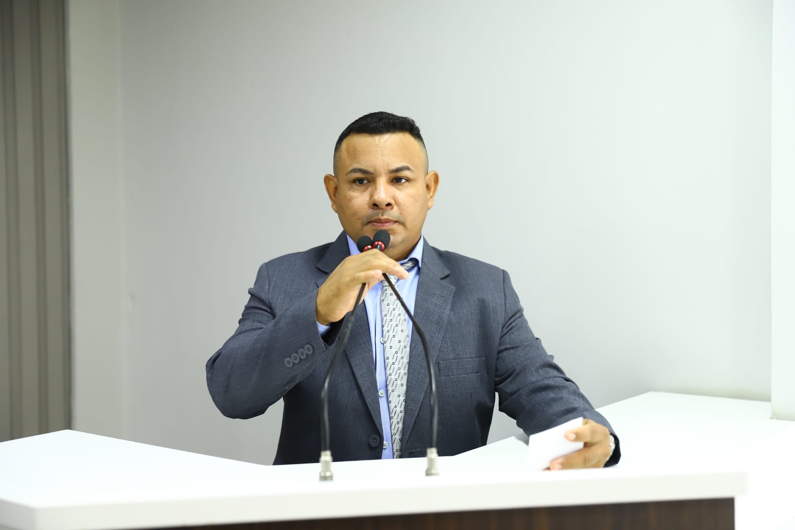 Vereador Naldo Lima solicita informações do SAAE a respeito das perfurações que estão realizando em vias públicas e causando danos ao município e transtornos à população