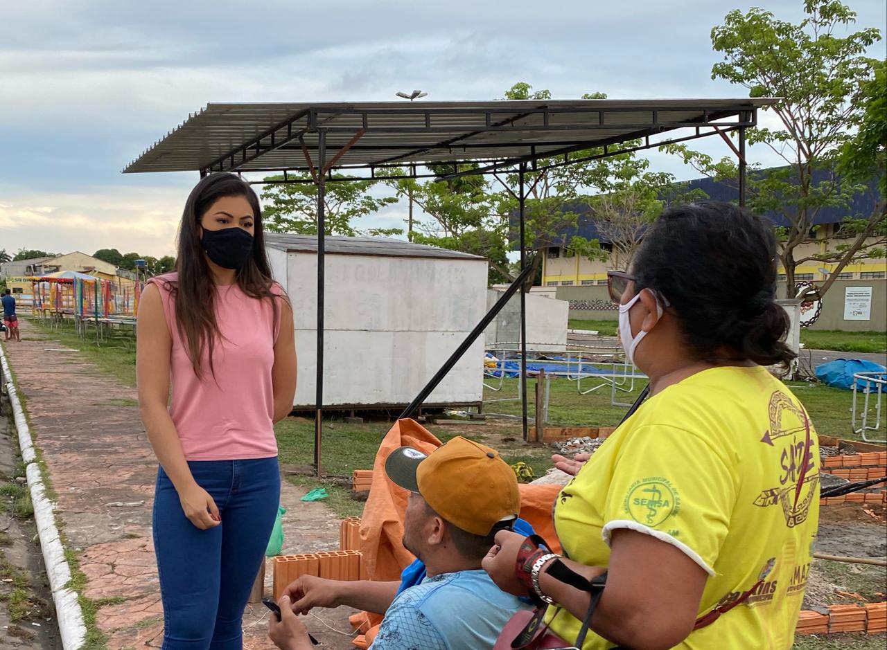 Vereadora Brena Dianná acompanha a mudança e dialoga com os proprietários dos lanches na Praça dos Bois   