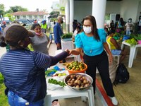 Vereadora Márcia Baranda prestigia Mostra de Produtos da Vila e vê com otimismo futuras instalações da Feira Permanente   