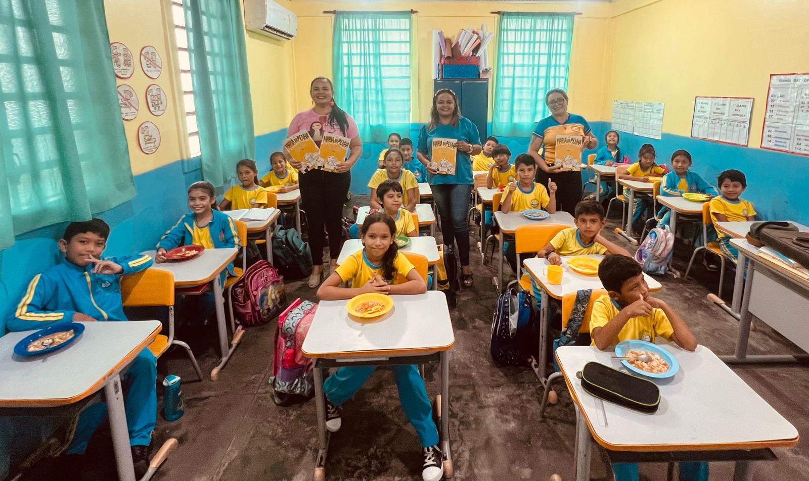 Vereadora Vanessa Gonçalves distribui cartilha sobre Lei Maria da Penha nas escolas