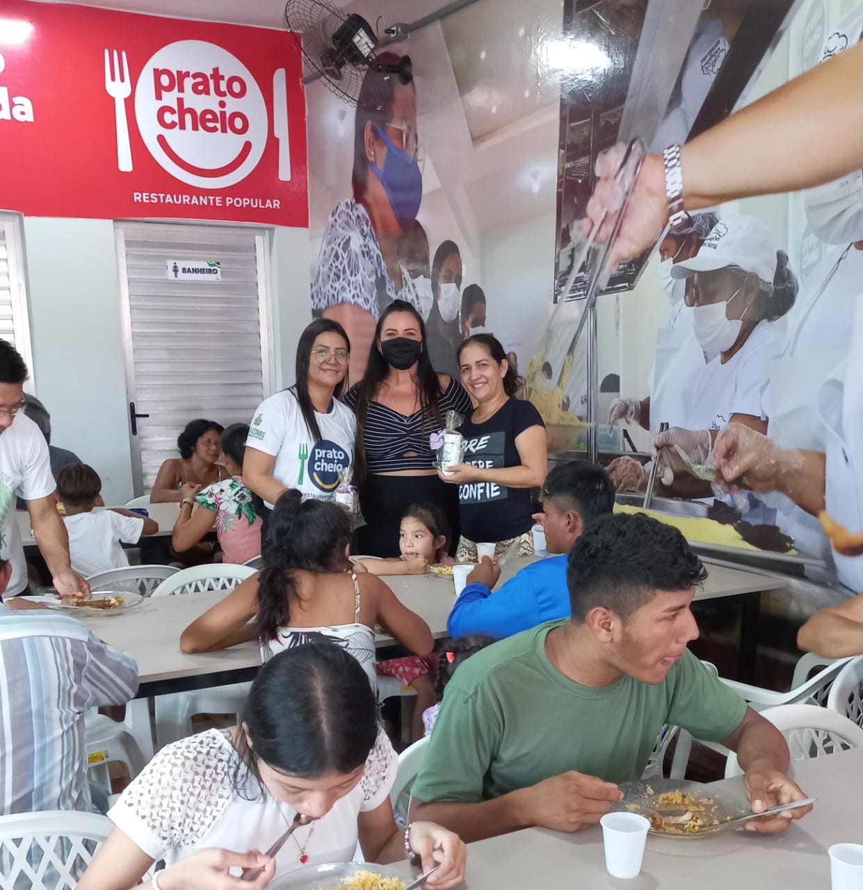 Vereadora Vanessa visita Restaurante Popular Enéas Gonçalves e conversa com Mães parintinenses   