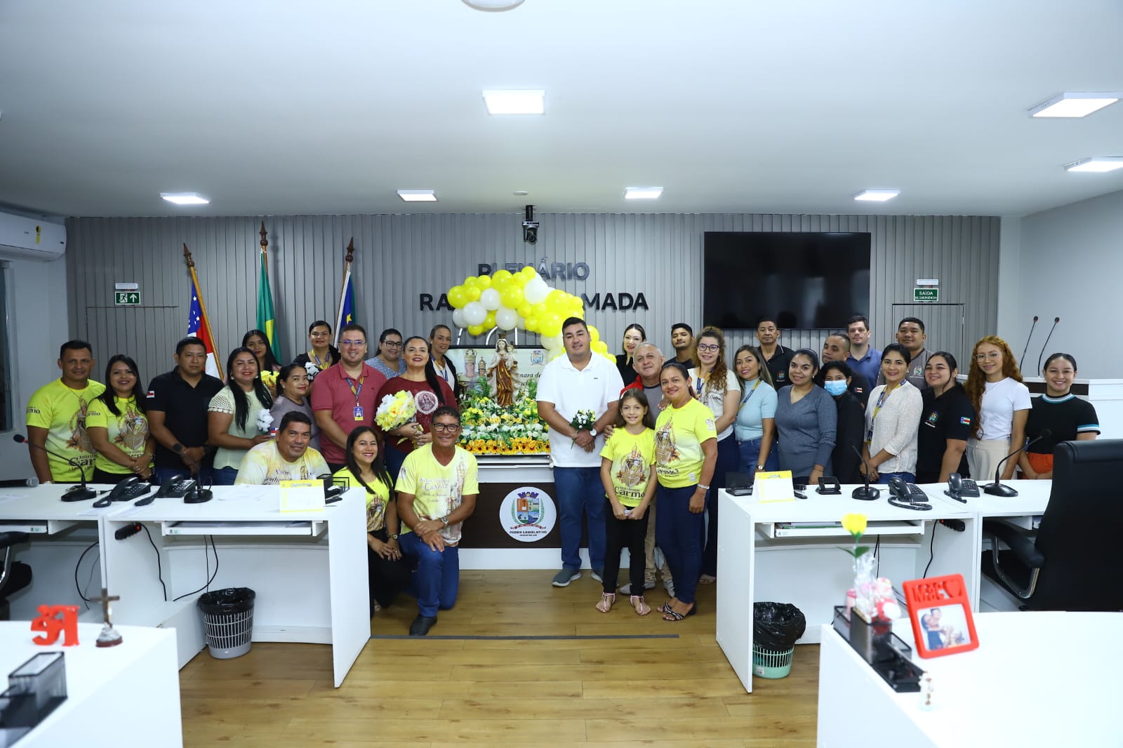 Vereadores e servidores da Câmara demonstram fé e emoção ao receber a imagem da Padroeira de Parintins